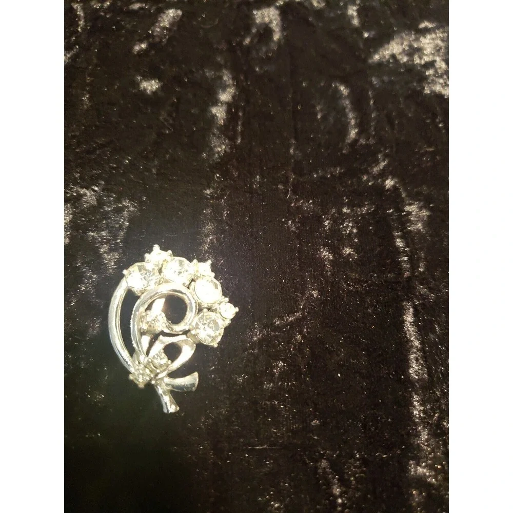 Silver Tone Crystal Rhinestone Brooch Pin Jewelry Costume Ornate Scroll Casual